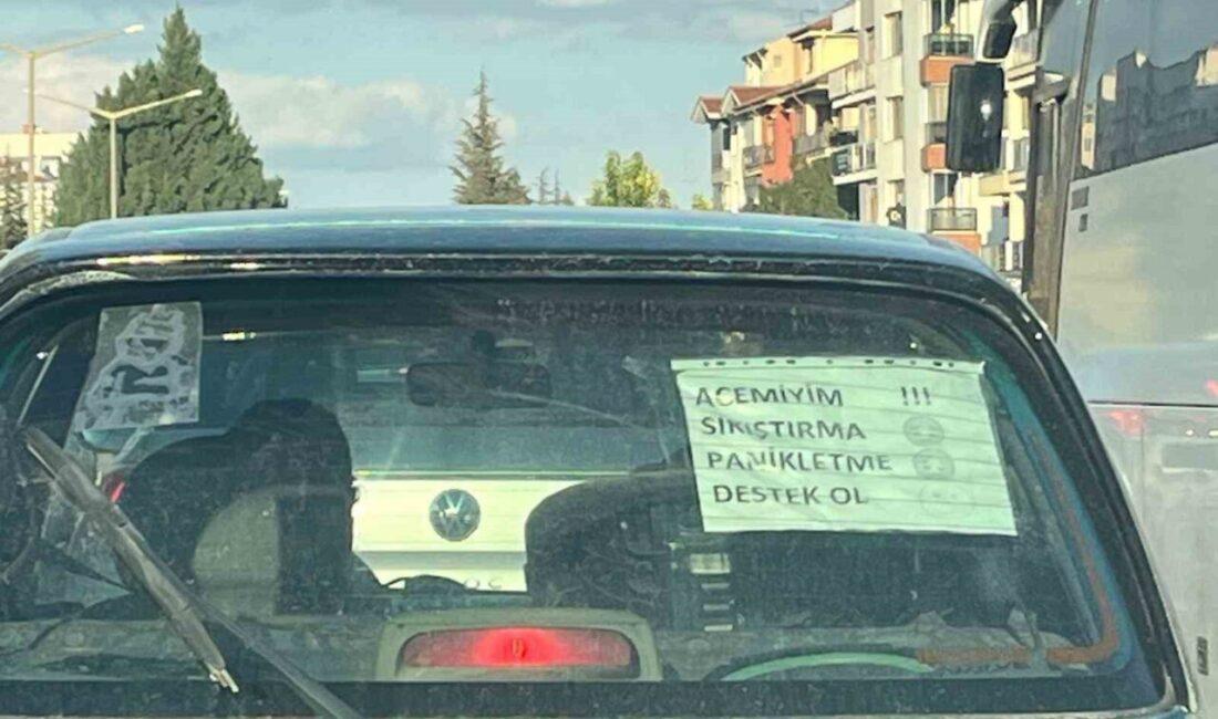 Eskişehir’de kadın sürücünün otomobilinin arka camına astığı “acemi sürücü” notu
