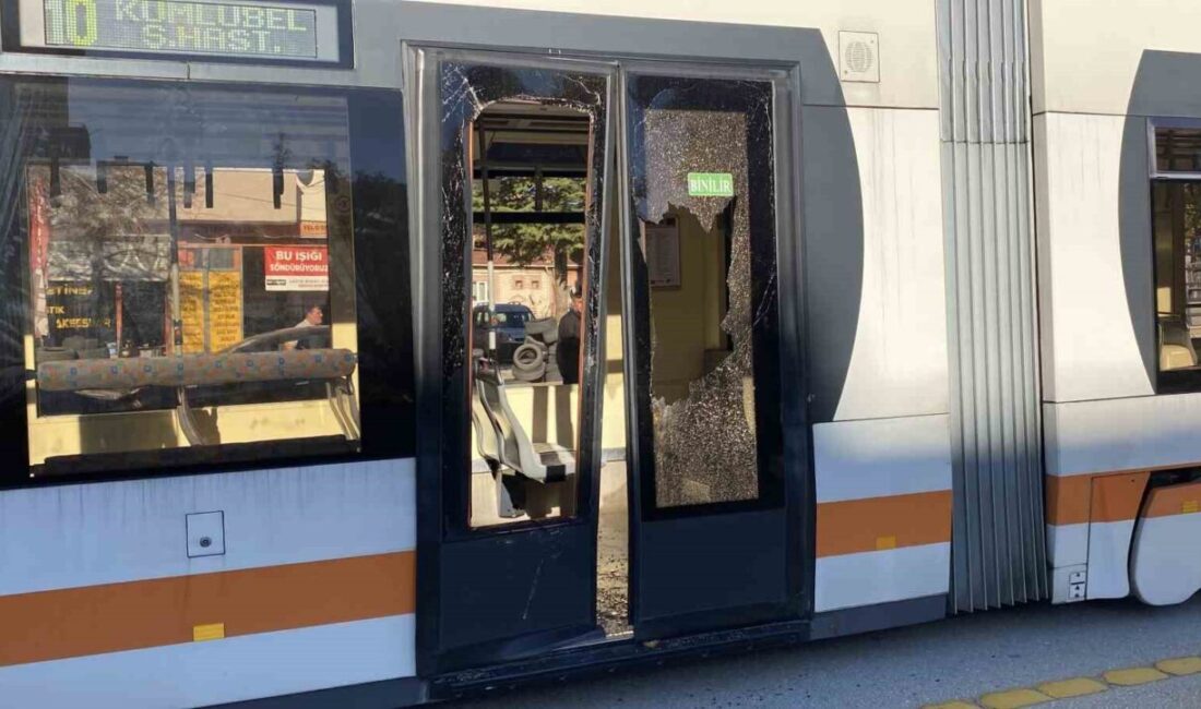 Eskişehir’de sürücüsünün bayrak asmak için açık bıraktığı servisin kapısına çarpan