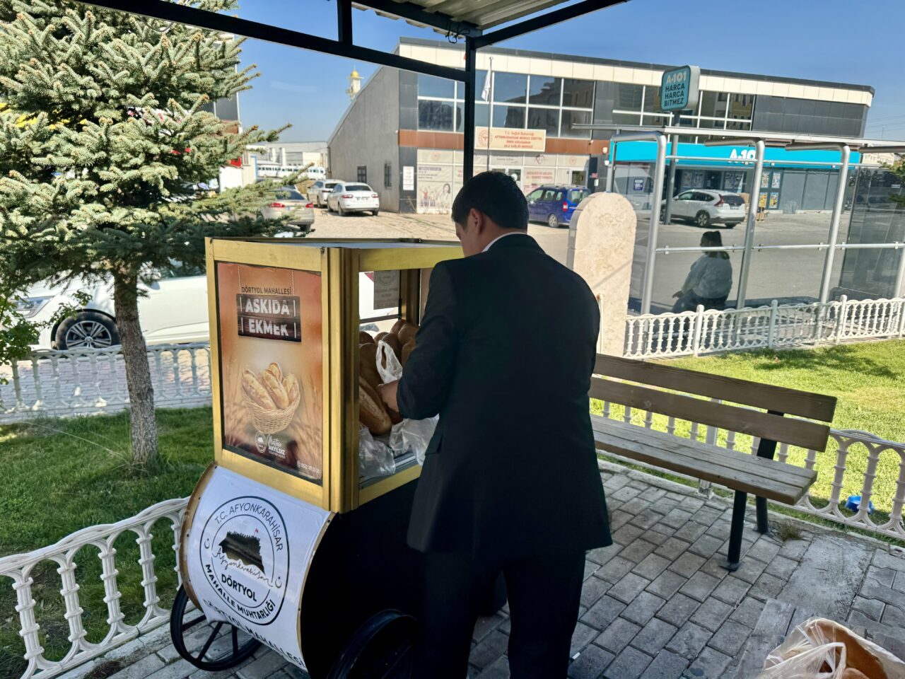 AFYONKARAHİSAR (AA) – Afyonkarahisar'da bir muhtar, ihtiyaç sahipleri için "askıda