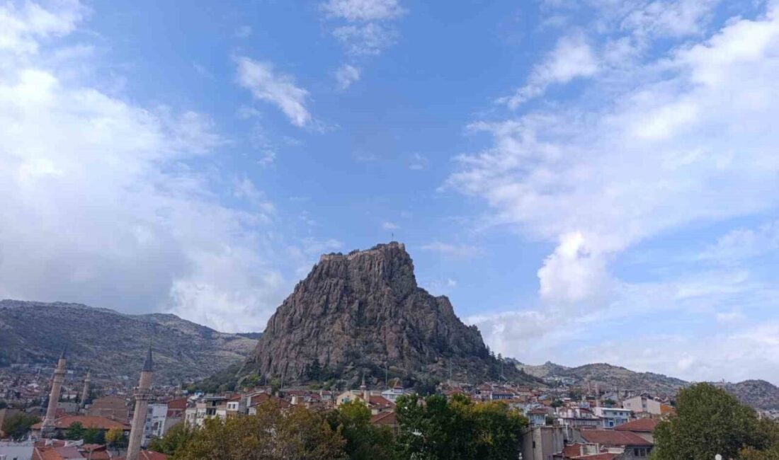 Yapılan meteorolojik değerlendirmelere göre, Afyonkarahisar’da hafta boyunca yağışlı havanın etkili