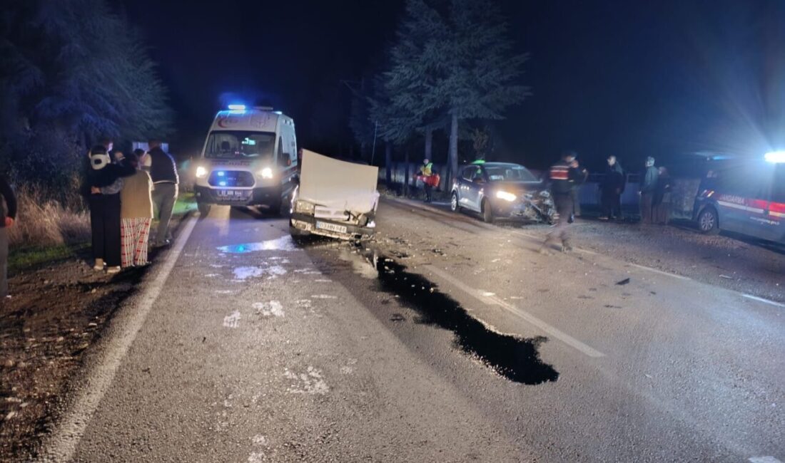 AFYONKARAHİSAR (AA) – Afyonkarahisar'ın Emirdağ ilçesinde iki otomobilin çarpışması sonucu