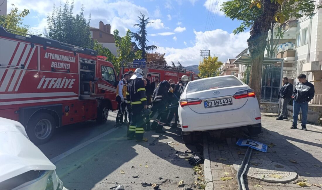 AFYONKARAHİSAR (AA) – Afyonkarahisar'da iki otomobilin çarpışması sonucu 7 kişi