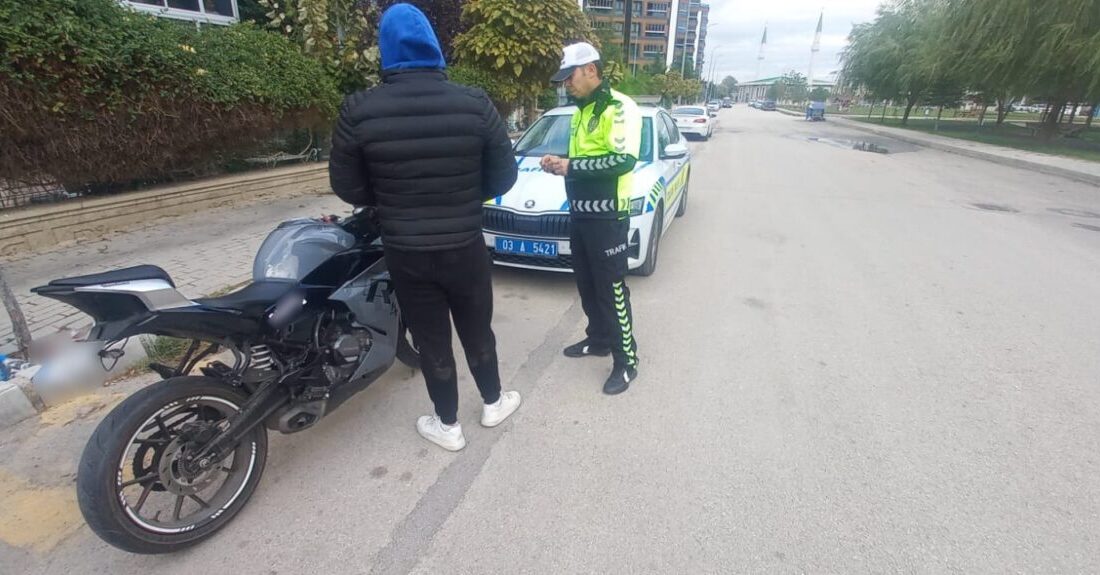 AFYONKARAHİSAR (AA) – Afyonkarahisar'da motosikletinin plakasını bantla kapatan sürücüye para