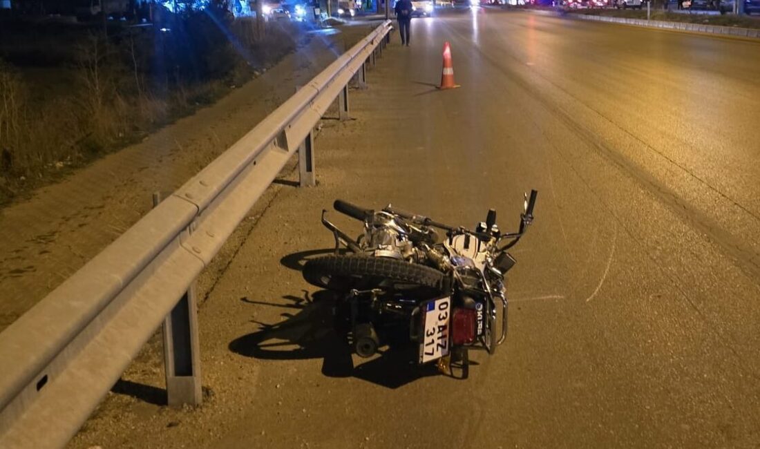 AFYONKARAHİSAR (AA) – Afyonkarahisar'ın Sinanpaşa ilçesinde otomobil ile motosikletin çarpışması