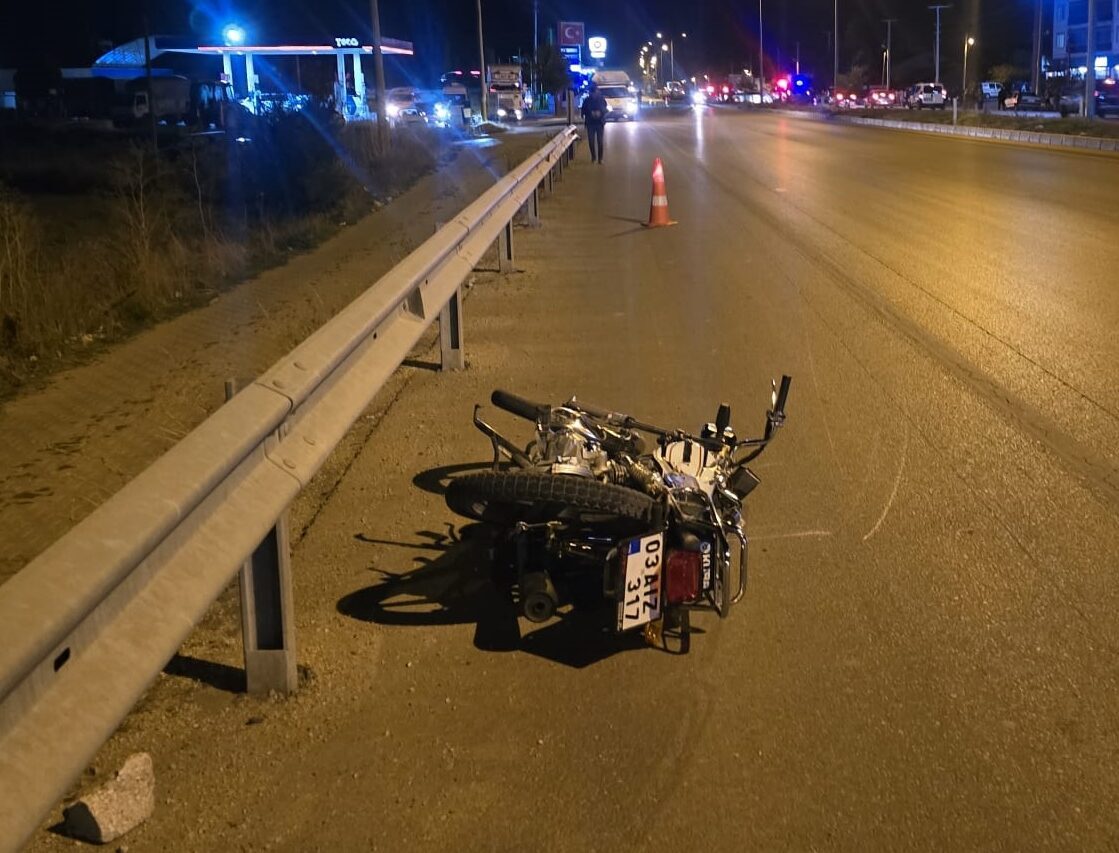 AFYONKARAHİSAR (AA) – Afyonkarahisar'ın Sinanpaşa ilçesinde otomobil ile motosikletin çarpışması