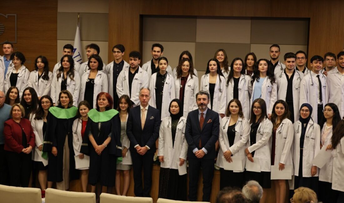 İSTANBUL (AA) – Atılım Üniversitesi Tıp Fakültesi, ikinci sınıf öğrencileri