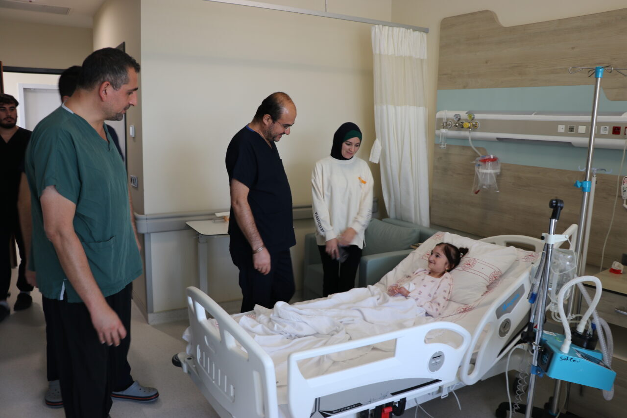 - Ağır bir cilt hastalığı olan, yüzde kelebek şeklinde kırmızı