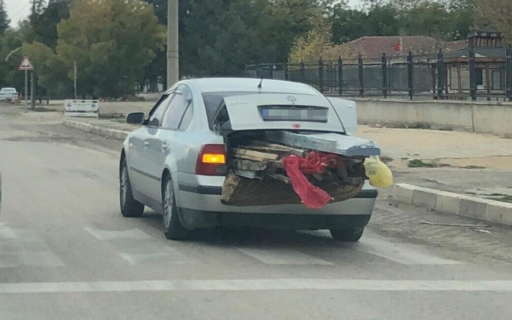 Eskişehir’de bir otomobilin bagajına yüklenen keresteler trafiği tehlikeye attı. Alpu