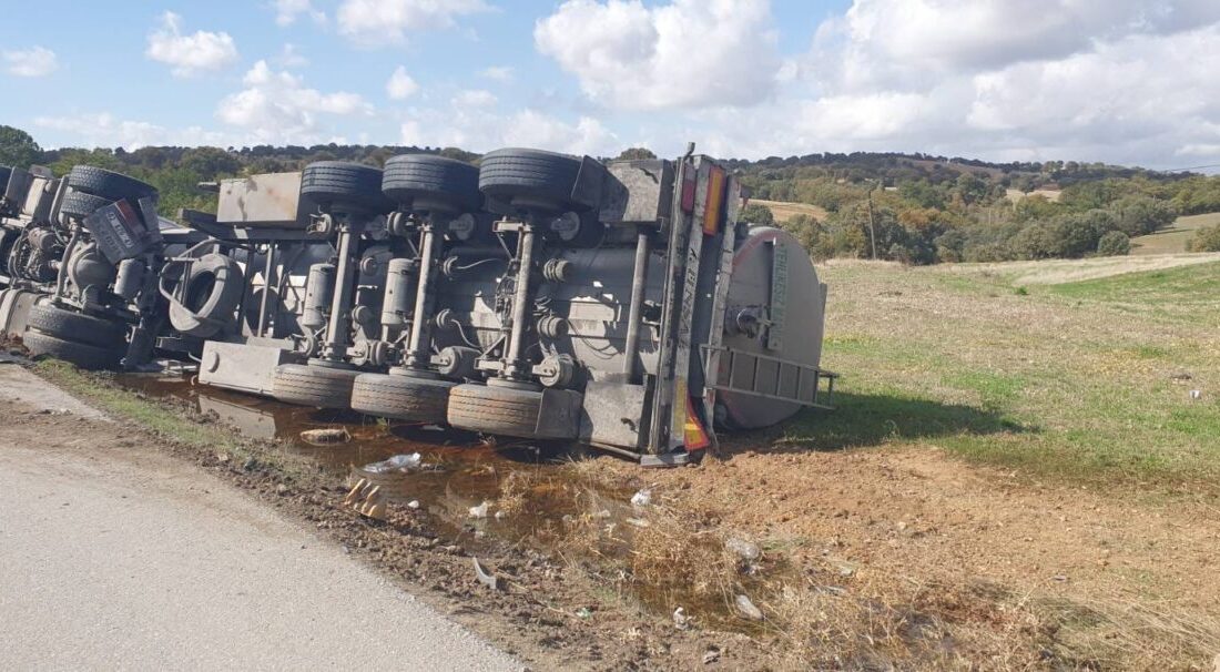 UŞAK (AA) – Uşak'ın Banaz ilçesinde devrilen tırın sürücüsü yaralandı.