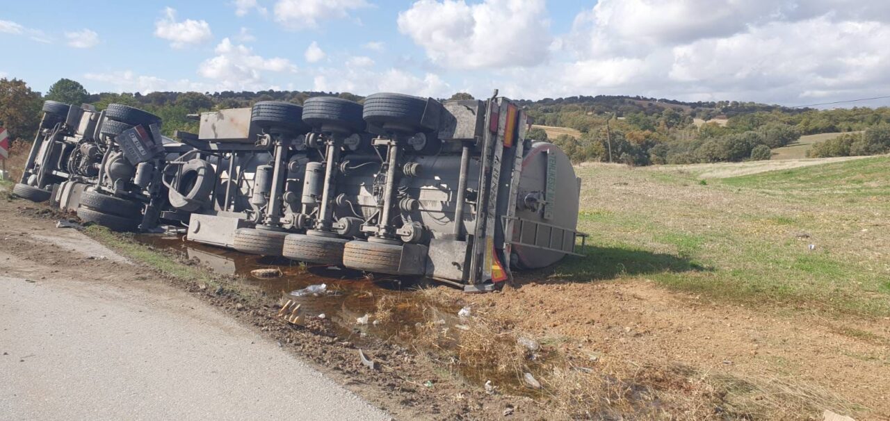UŞAK (AA) – Uşak'ın Banaz ilçesinde devrilen tırın sürücüsü yaralandı.