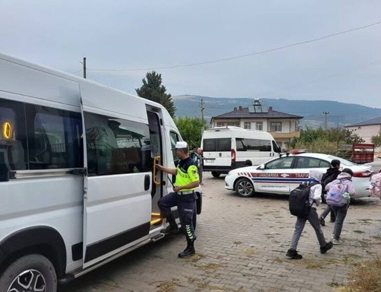Bilecik İl Jandarma Komutanlığı, öğrenci güvenliğini sağlamak amacıyla okul servis