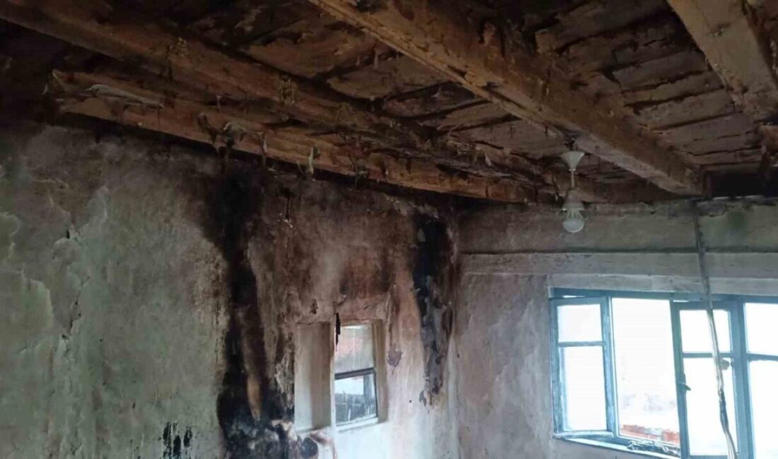 Bilecik’in Pazaryeri ilçesinde eve yıldırım düşmesi sonrası çıkan yangın itfaiye