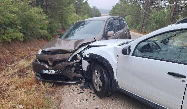 Bilecik’te seyir halinde karşı yönlerden gelen 2 aracın kafa kafaya