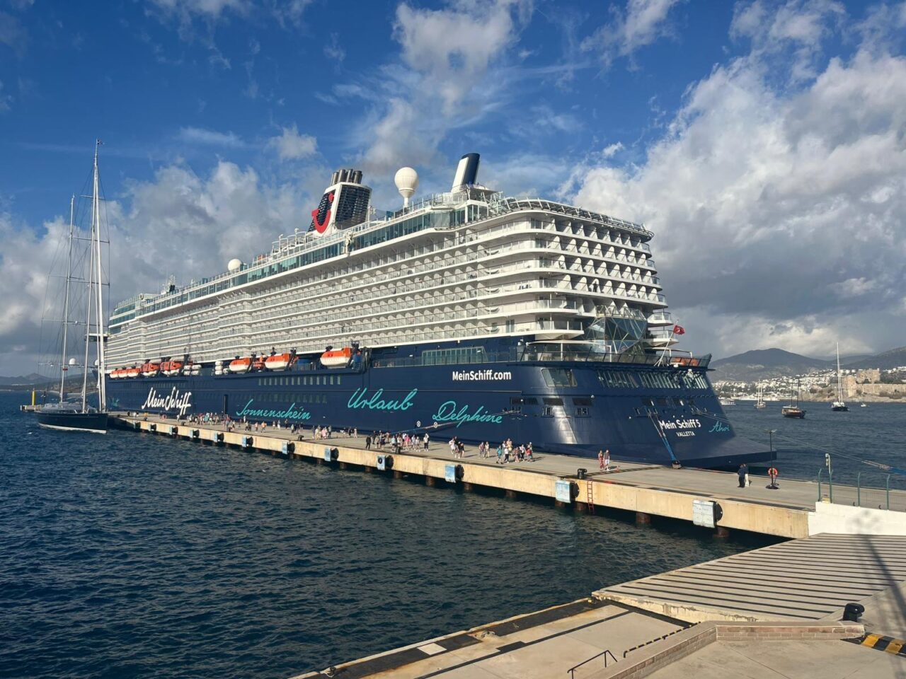 MUĞLA (AA) – Muğla'nın Bodrum ilçesine "Mein Schiff 5" kruvaziyeriyle