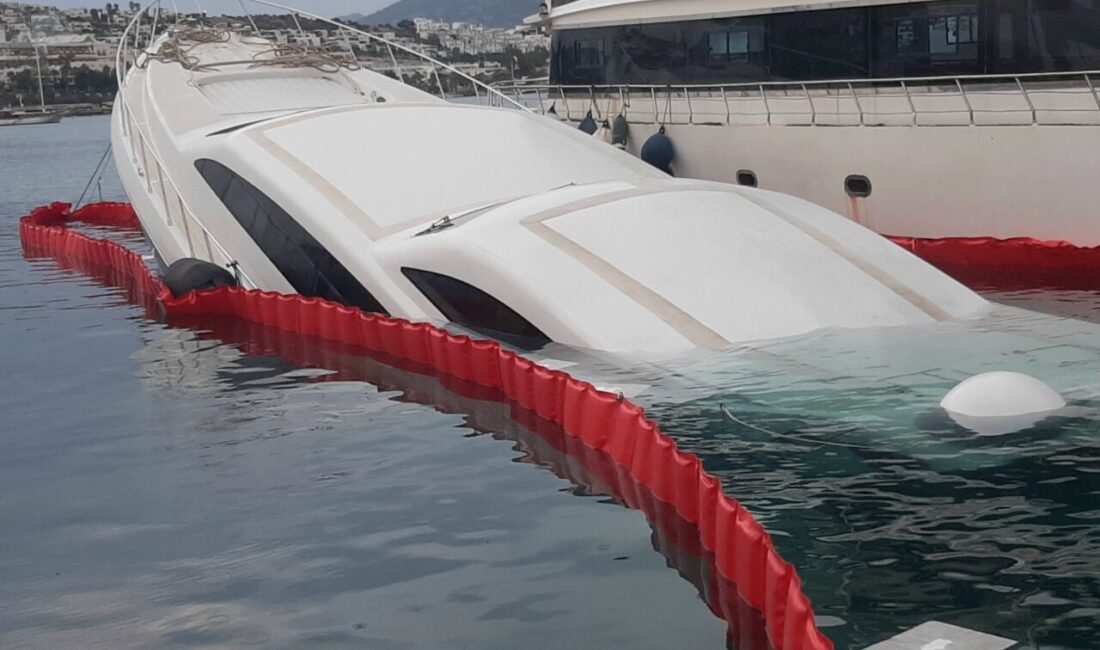 MUĞLA (AA) – Muğla'nın Bodrum ilçesinde iskeleye bağlı yatın su