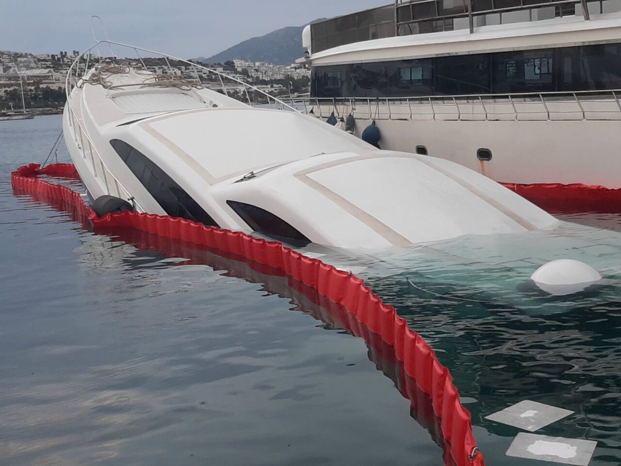 MUĞLA (AA) – Muğla'nın Bodrum ilçesinde iskeleye bağlı yatın su