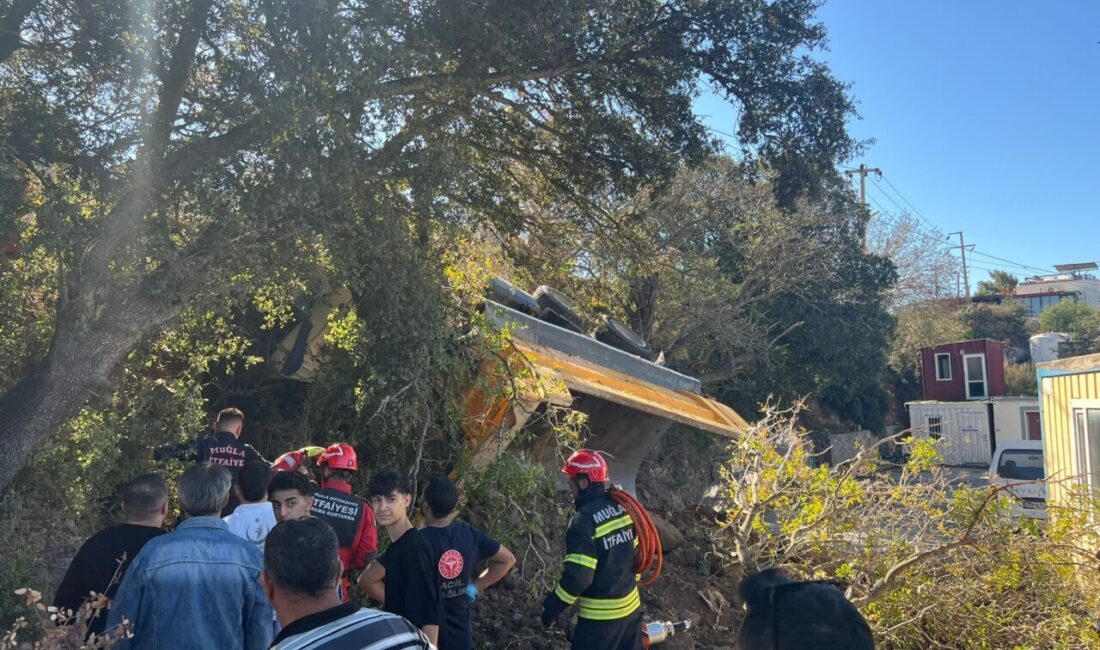 MUĞLA (AA) – Muğla'nın Bodrum ilçesinde, hafriyat yüklü kamyonun devrilmesi