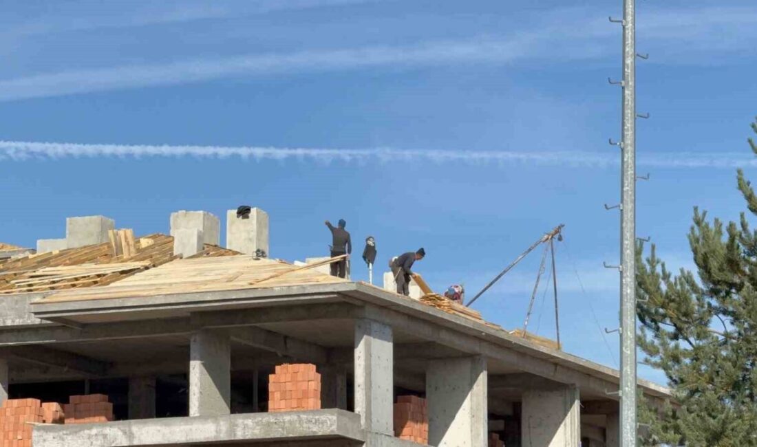 Afyonkarahisar’da 4 katlı bir binanın çatısında hiçbir güvenlik önlemi alınmadan