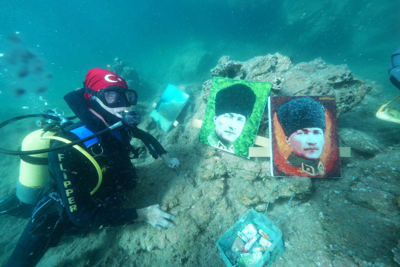 - Dalgıç eğitmenleri ile Çeşme açıklarına dalan ressam Ekmel Totrakan,