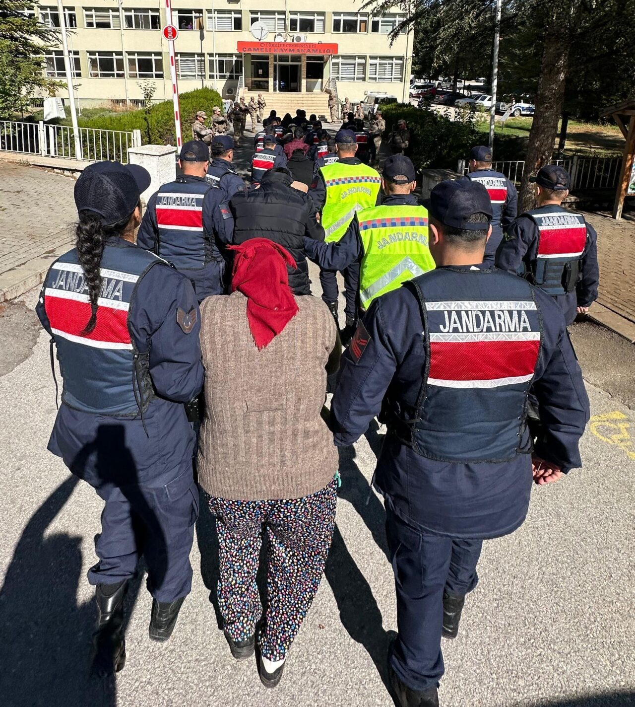 - Zanlıların yakalanmamak için hırsızlık gerçekleştirecekleri yerlerde gündüzleri çobanlık yaptıkları