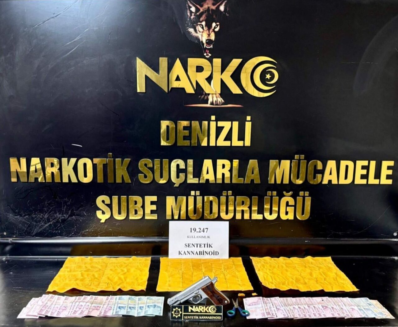 DENİZLİ (AA) – Denizli'de düzenlenen operasyonda evdeki fırının gizli bölmesinde