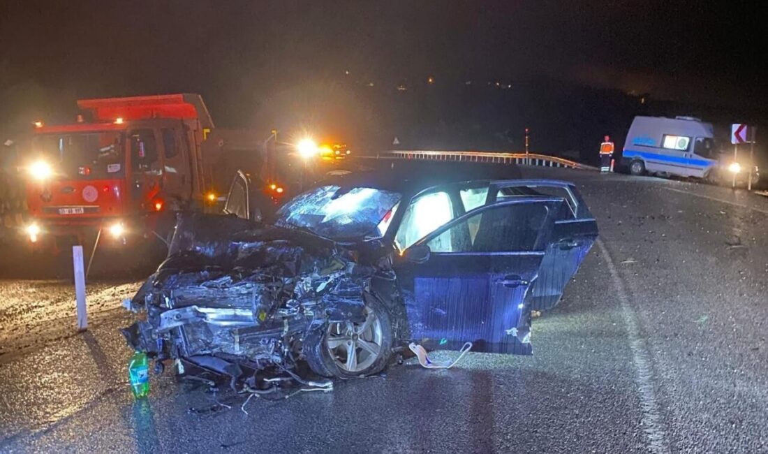 DENİZLİ (AA) – Denizli'nin Acıpayam ilçesinde otomobil ile kamyonetin çarpıştığı