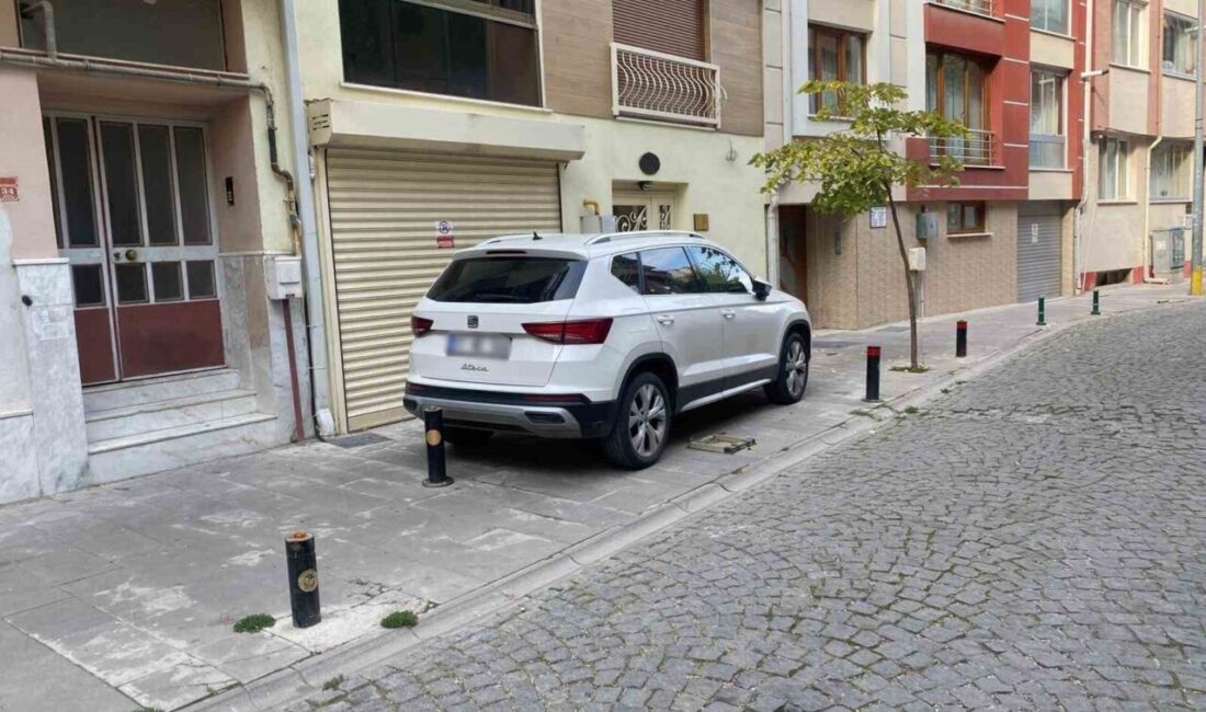 Eskişehir’de duyarsız sürücüler trafik kurallarını hiçe sayarak araçlarını park etmeye