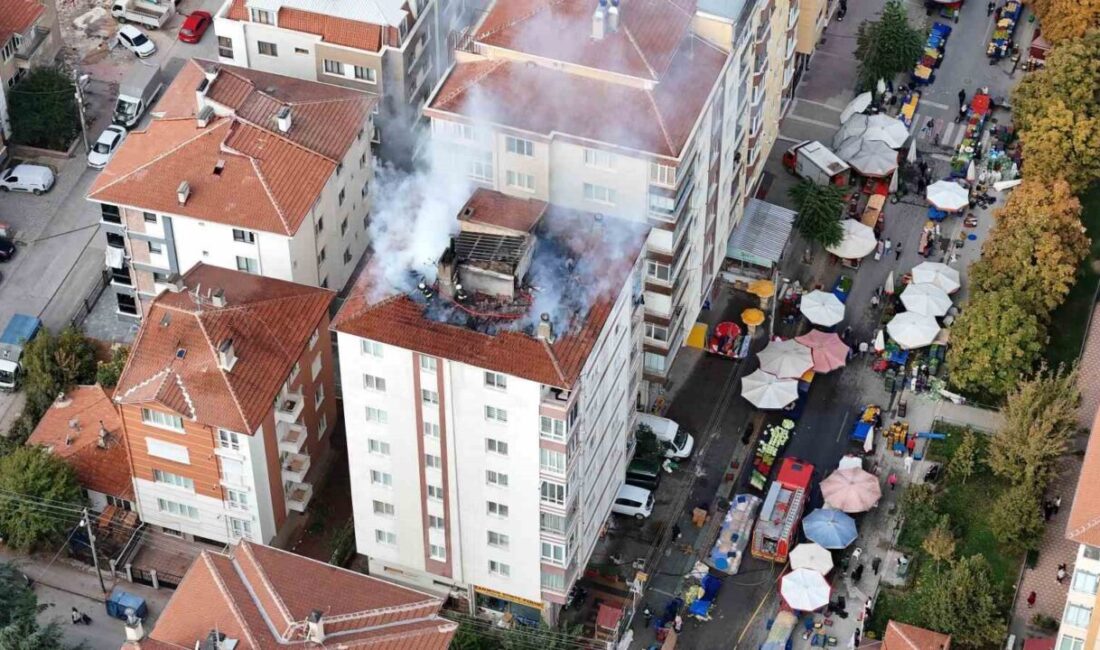 Eskişehir’de semt pazarının kurulduğu caddedeki 7 katlı binada çıkan çatı