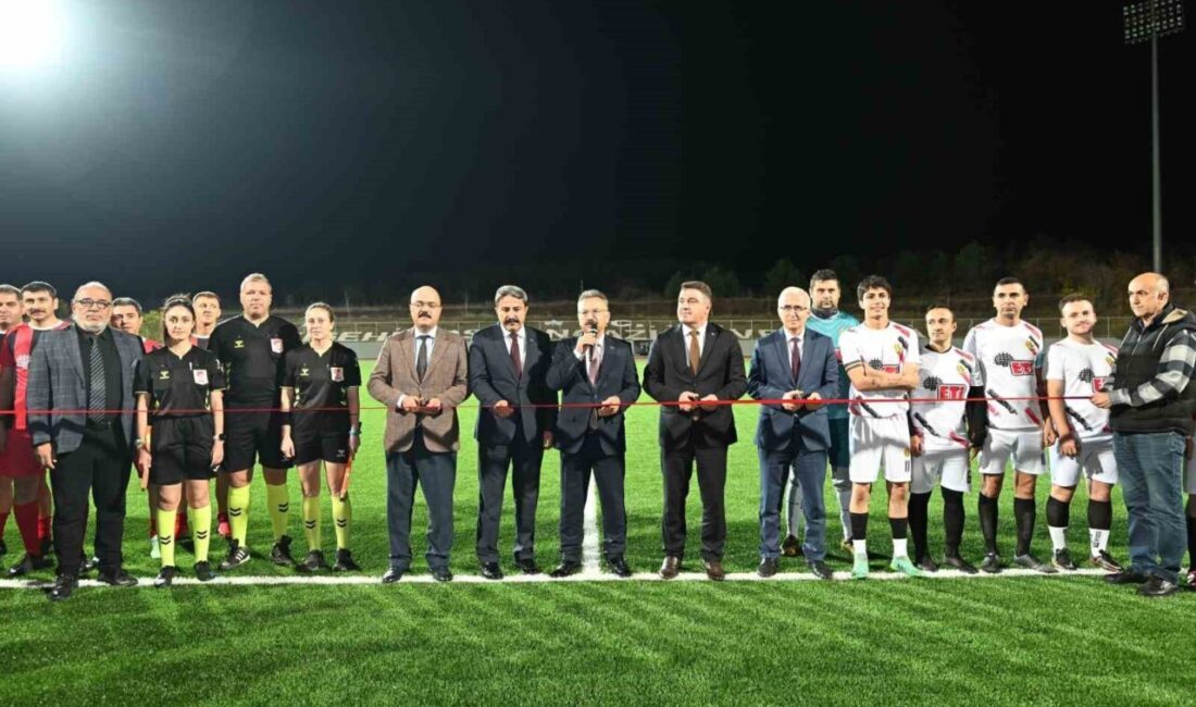 Yenileme çalışmaları tamamlanan Eskişehir Osmangazi Üniversitesi (ESOGÜ) stadyumunun açılışı Vali