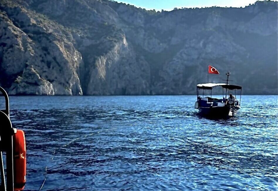 MUĞLA (AA) – Muğla'nın Fethiye ilçesi açıklarında sürüklenen teknedeki kişi