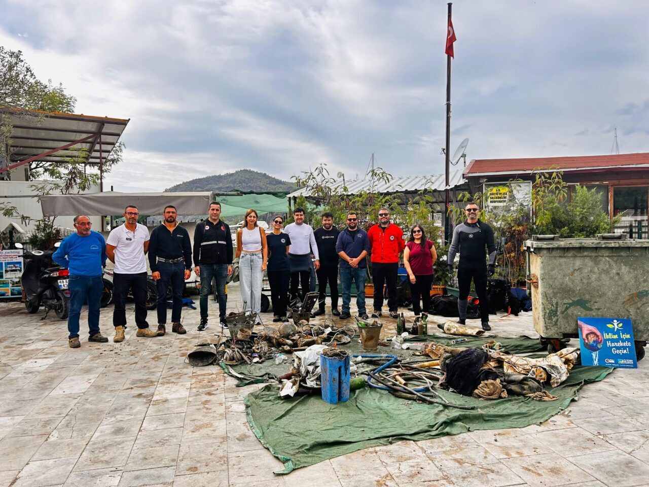 MUĞLA (AA) – Muğla'nın Fethiye ilçesinde düzenlenen etkinlikte dalgıçlar deniz
