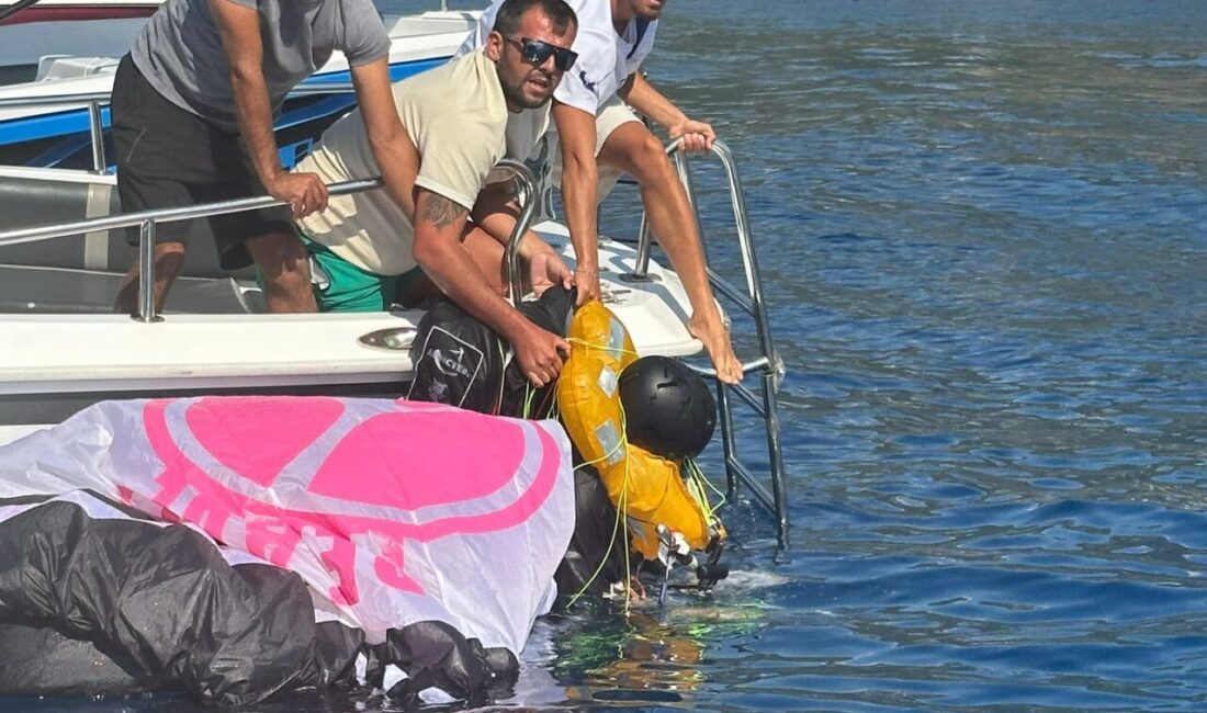 MUĞLA (AA) – Muğla'nın Fethiye ilçesinde yamaç paraşütü yaparken denize