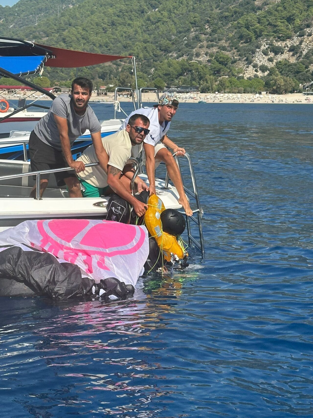 MUĞLA (AA) – Muğla'nın Fethiye ilçesinde yamaç paraşütü yaparken denize