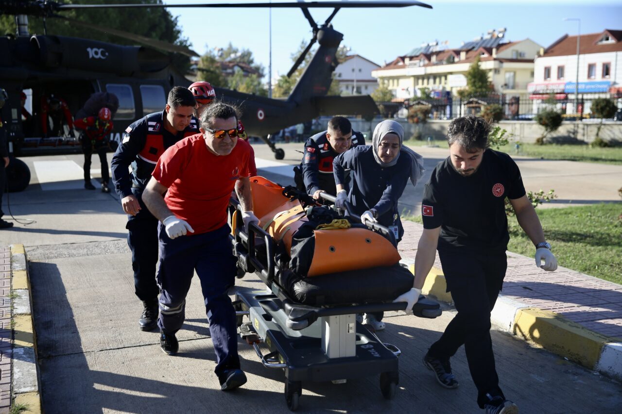 MUĞLA (AA) – Muğla'nın Fethiye ilçesinde kayalık alana düşen yamaç
