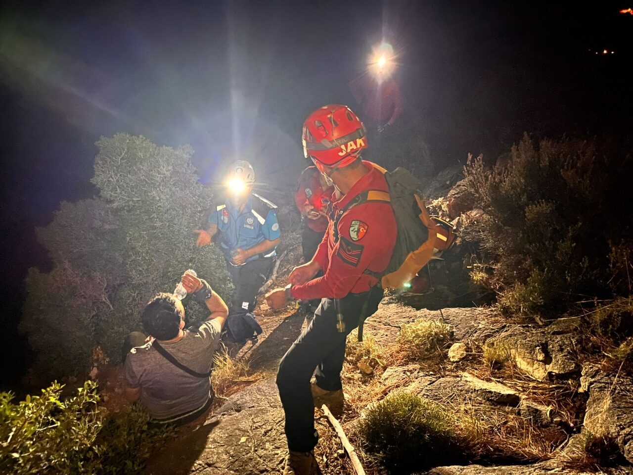 MUĞLA (AA) – Muğla'nın Fethiye ilçesinde doğa yürüyüşü yaparken kayalığa