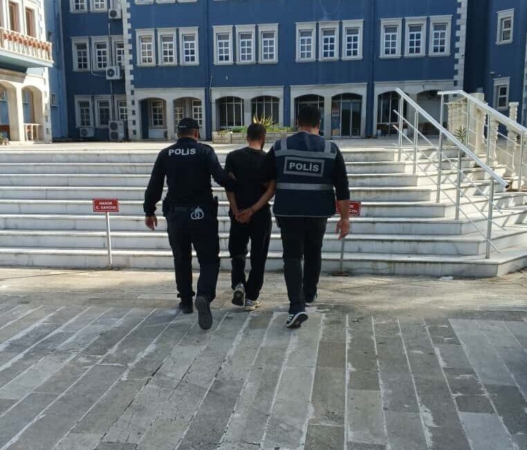 İZMİR (AA) – İzmir'in Foça ilçesinde tekel büfesinden hırsızlık yaptıkları