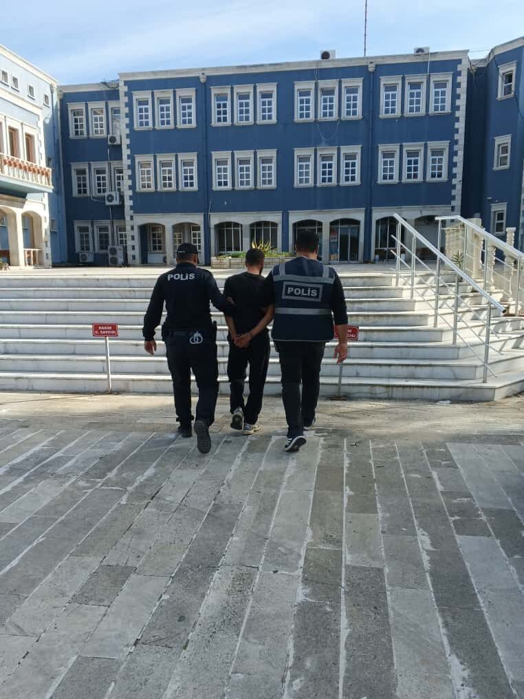 İZMİR (AA) – İzmir'in Foça ilçesinde tekel büfesinden hırsızlık yaptıkları