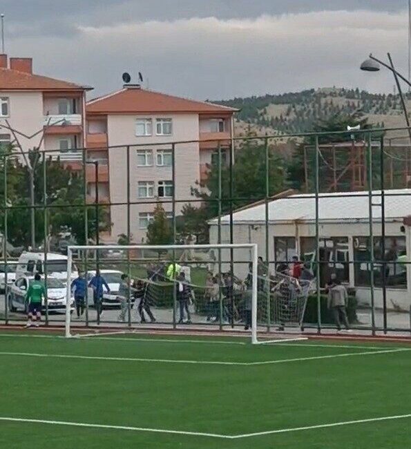 Eskişehir’in Sivrihisar ilçesinde Sivrihisarspor ile Artıspor arasında oynanan maçta iddialara