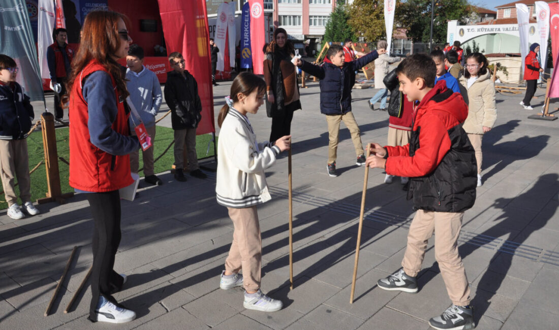 KÜTAHYA (AA) – Kütahya’ya gelen "Geleneksel Oyunlar Tırı", genç ve