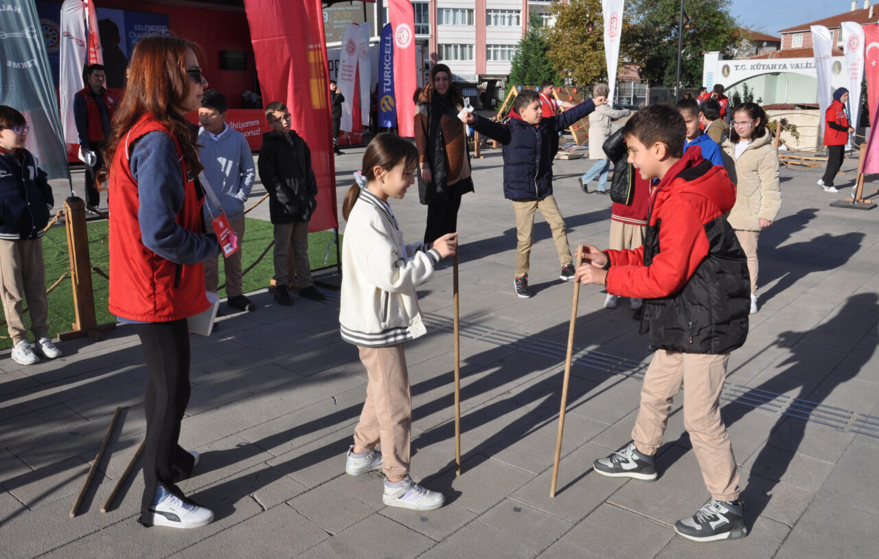 KÜTAHYA (AA) – Kütahya’ya gelen "Geleneksel Oyunlar Tırı", genç ve