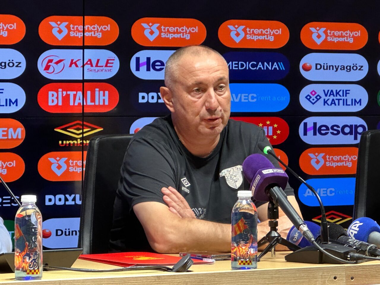 - Göztepe Teknik Direktörü Stanimir Stoilov:
"Şu ana kadar mağlup olmadık