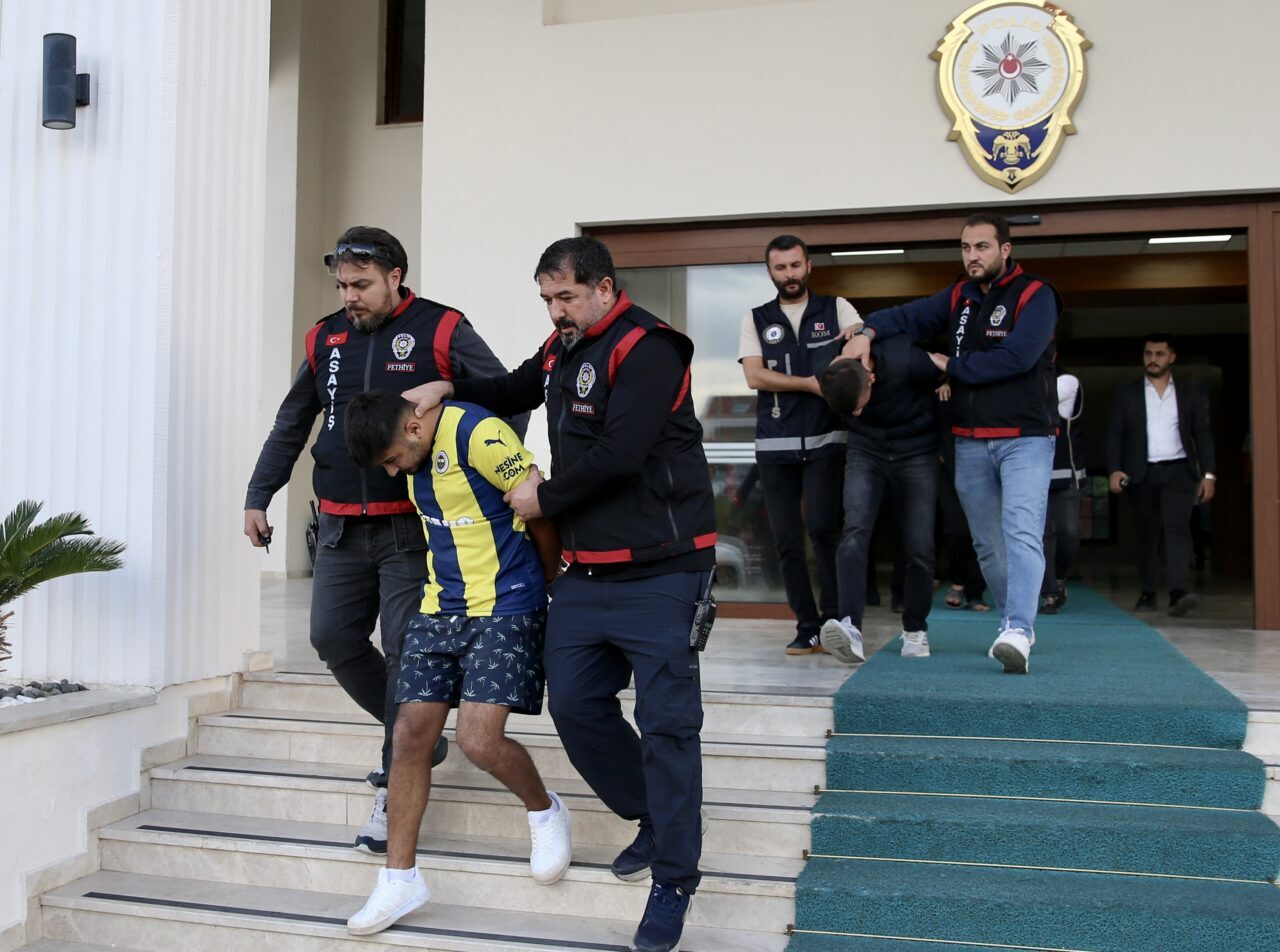 - Operasyonda bir polis memuru ayağından yaralandı

ŞÜPHELİLERİN ADLİYEYE SEVKİ VE