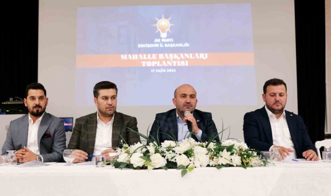 AK Parti Eskişehir İl Başkanı Gürhan Albayrak, mahalle başkanlarıyla bir