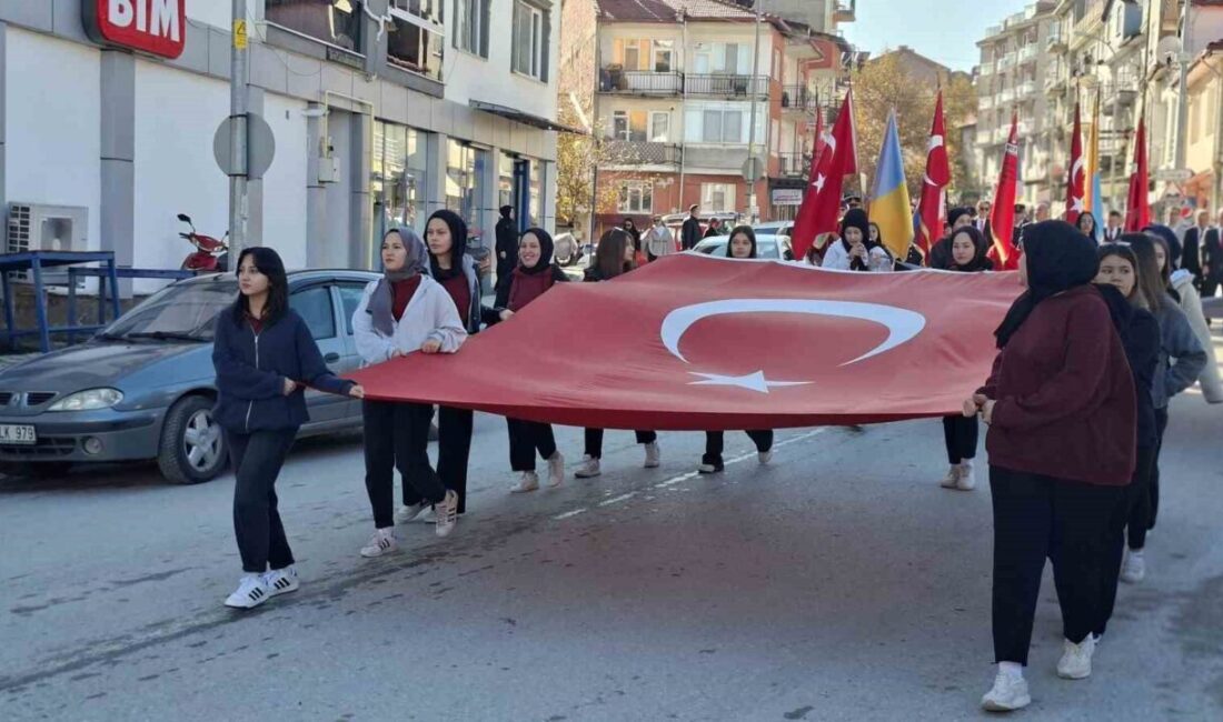 Kütahya’nın Hisarcık ilçesinde 29 Ekim Cumhuriyet Bayramı etkinlikleri çerçevesinde yürüyüş