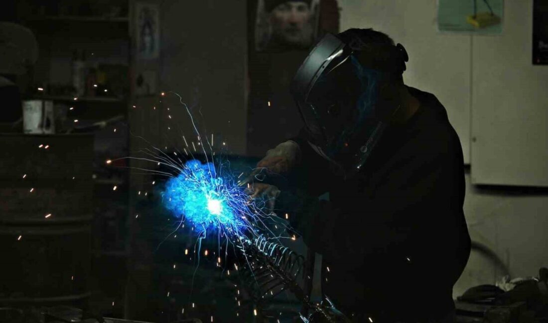 Eskişehir’de ilhamını aile mesleği olan balıkçılıktan alan genç sanatçı metal
