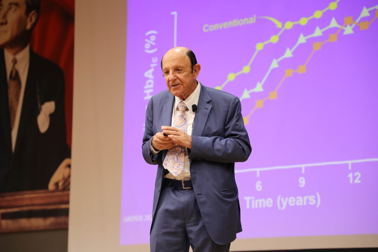 - Houston Texas Sağlık Bilimleri Merkezi Diyabet Bölümü Başkanı Prof.