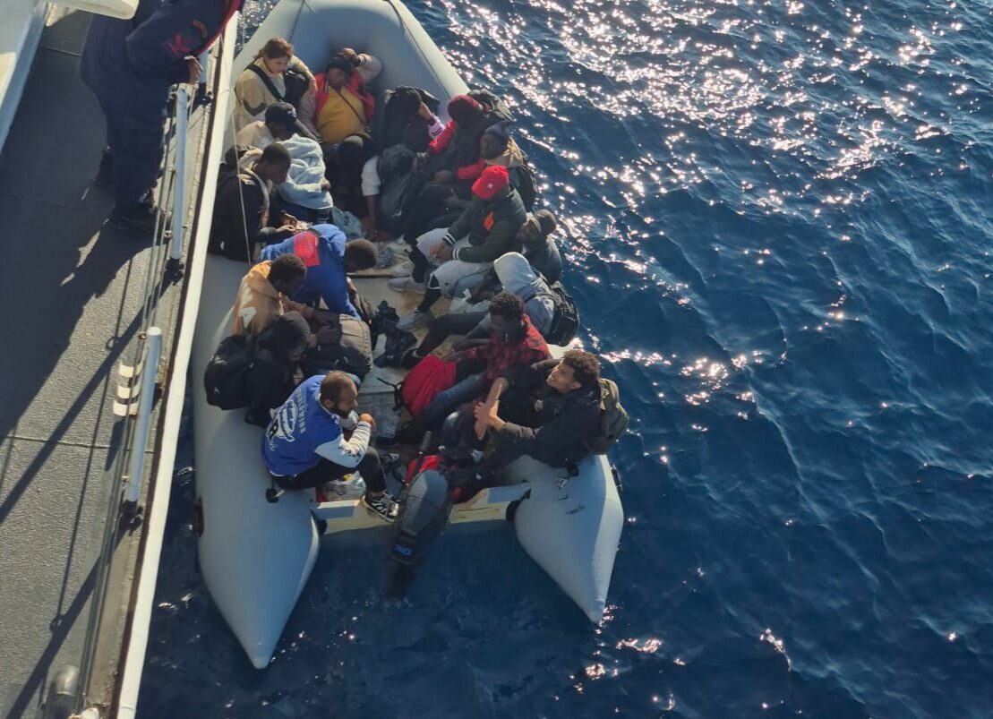 İZMİR (AA) – İzmir'in Dikili ilçesi açıklarında 17 düzensiz göçmen