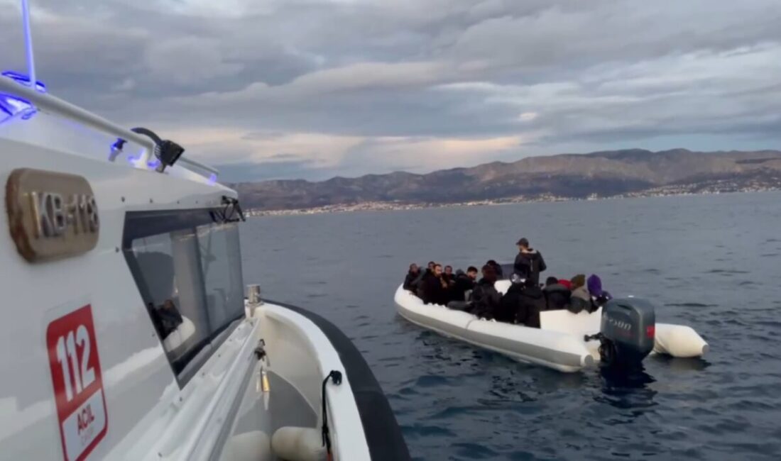 İZMİR (AA) – İzmir'in Çeşme ilçesi açıklarında sürüklenen lastik bottaki