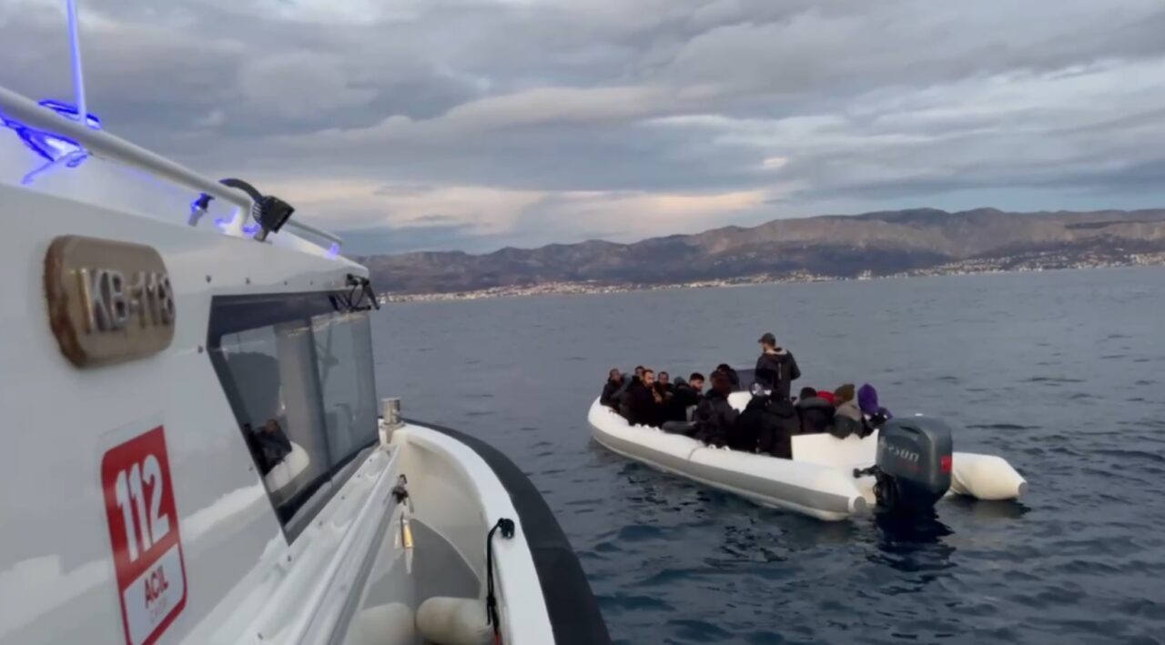 İZMİR (AA) – İzmir'in Çeşme ilçesi açıklarında sürüklenen lastik bottaki