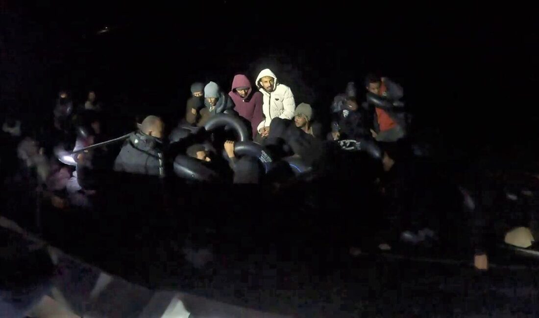 İZMİR (AA) – İzmir'in Karaburun ilçesi açıklarında 43 düzensiz göçmen